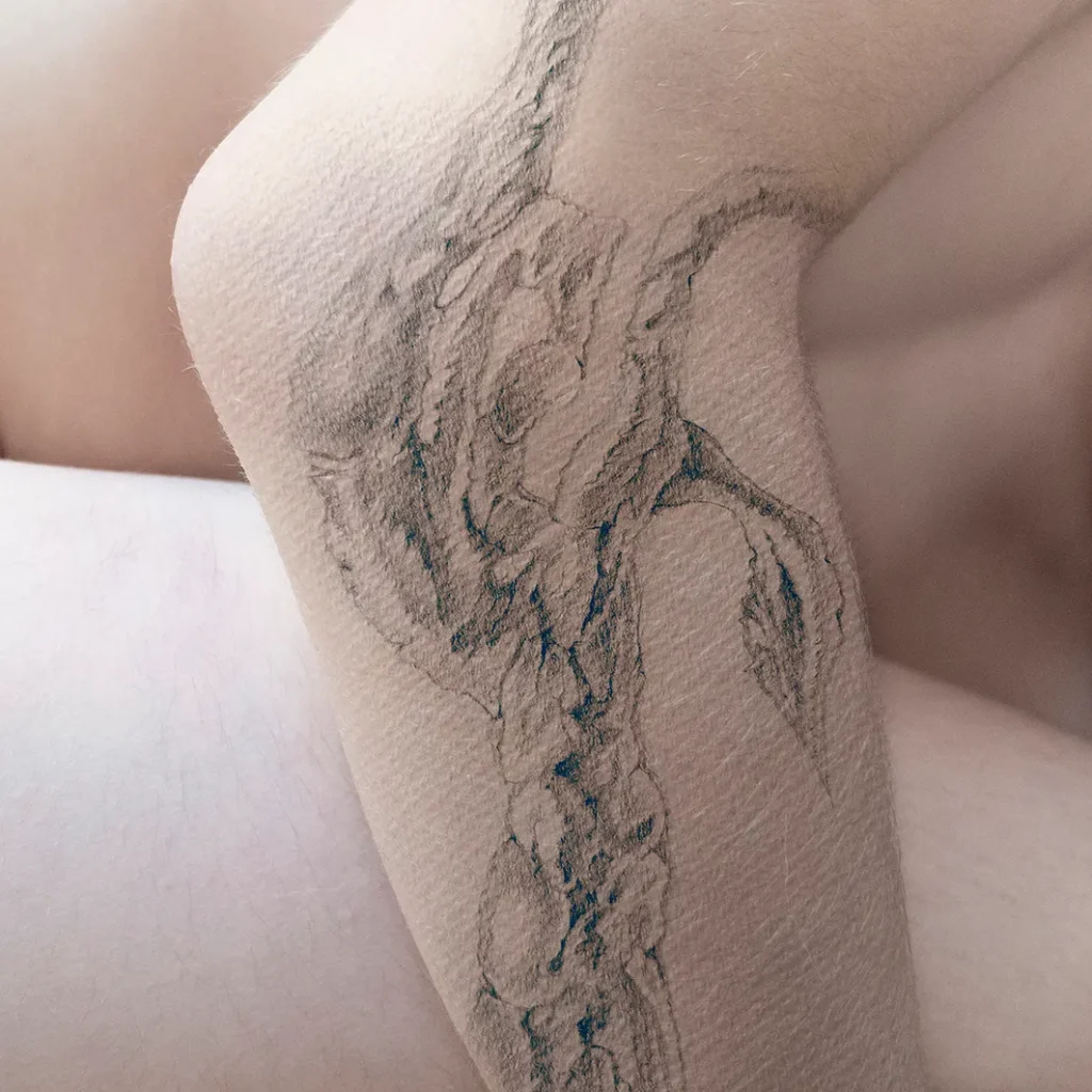 Envolturas: pierna cubierta por una media con dibujos de venas y ramas