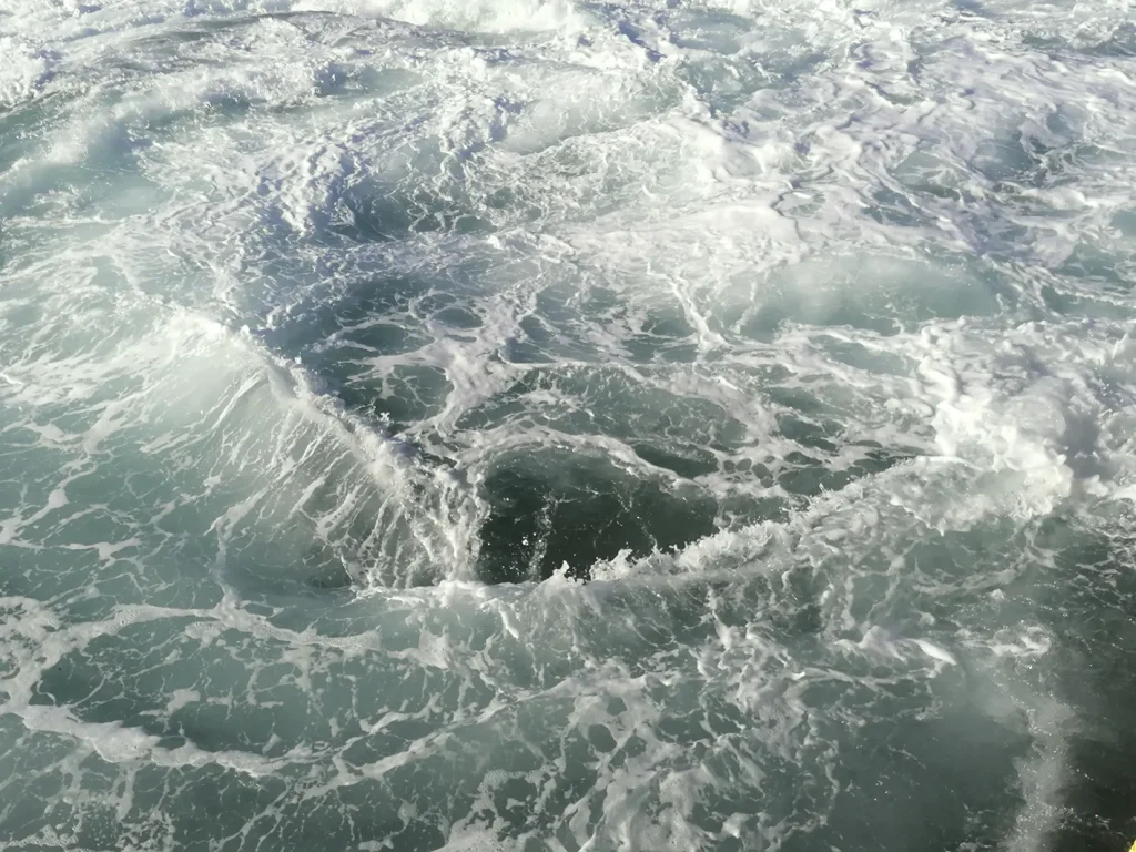 Envolturas: remolino de agua y espuma visto desde arriba