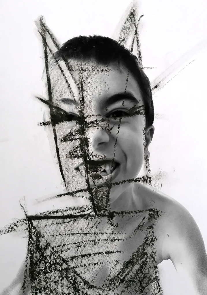 Rompe y rasga: retrato en blanco y negro rayado con trazos de tinta