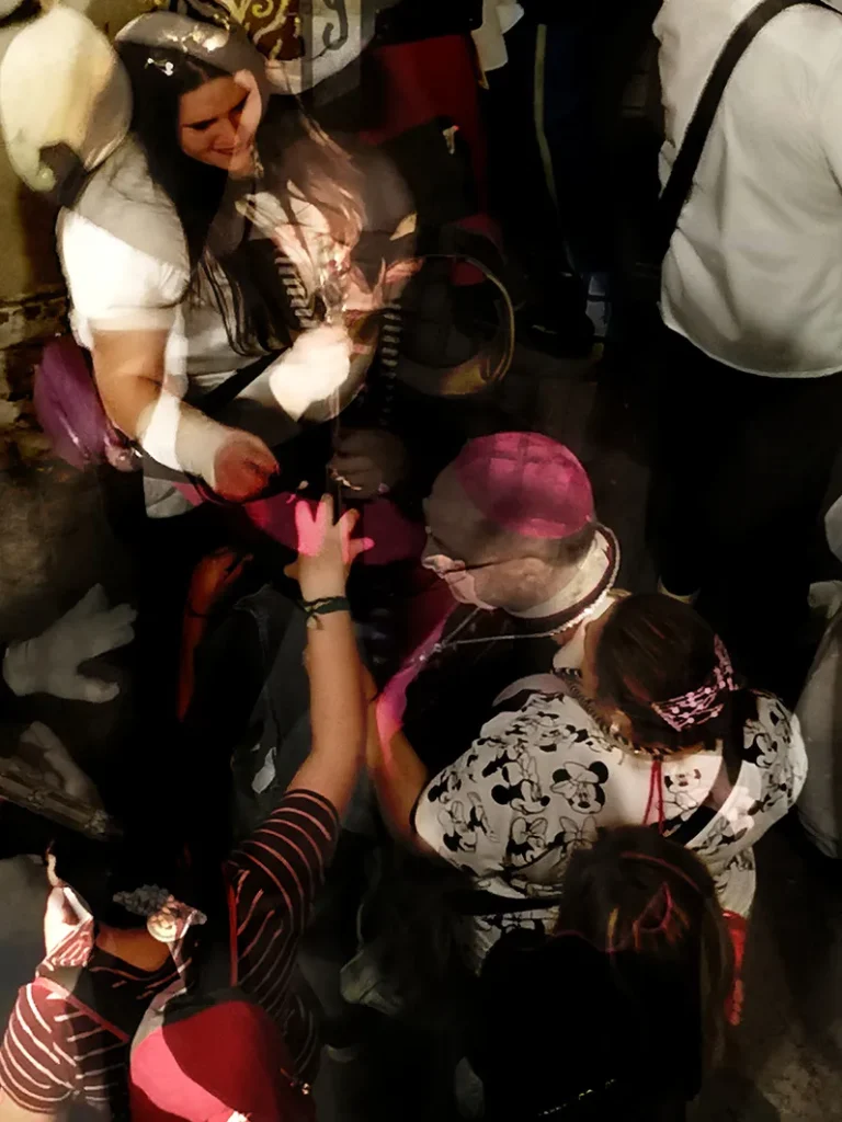 SS: procesión de Semana Santa en Badajoz vista desde arriba, entre la multitud