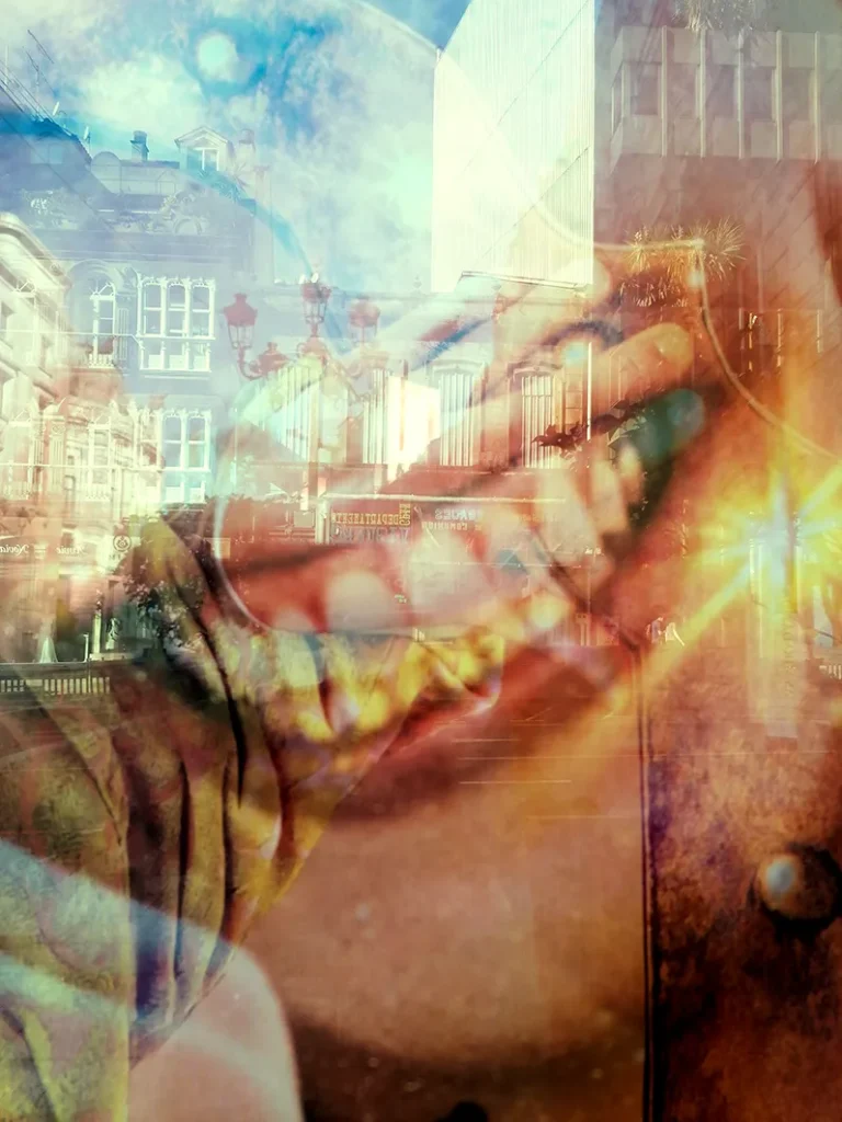 Visto en la calle: una boca sonriente superpuesta a fachadas y reflejos de la ciudad